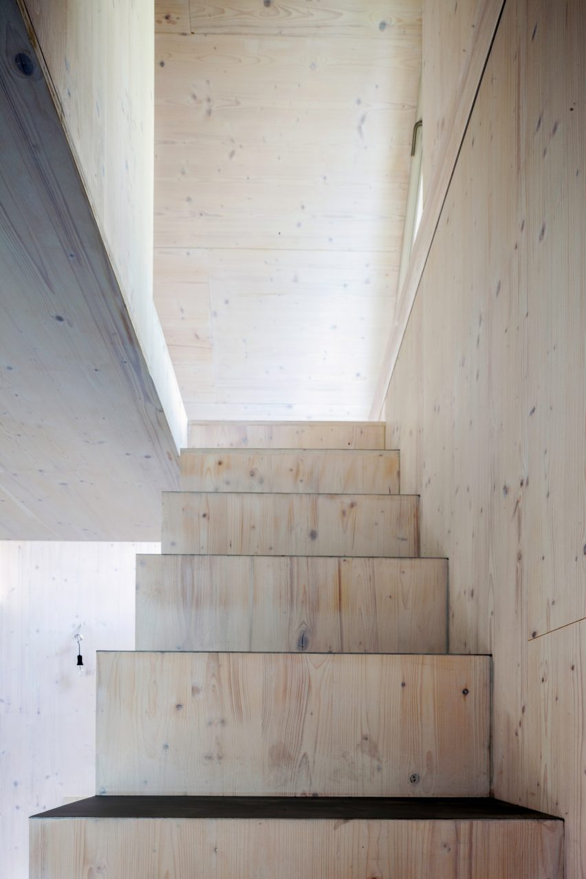 Berlin based architects Büros für Konstruktivismus have transformed a former chicken house into a pine clad artist’s studio.