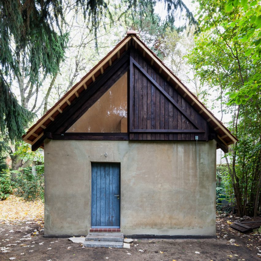 Berlin based architects Büros für Konstruktivismus have transformed a former chicken house into a pine clad artist's studio.