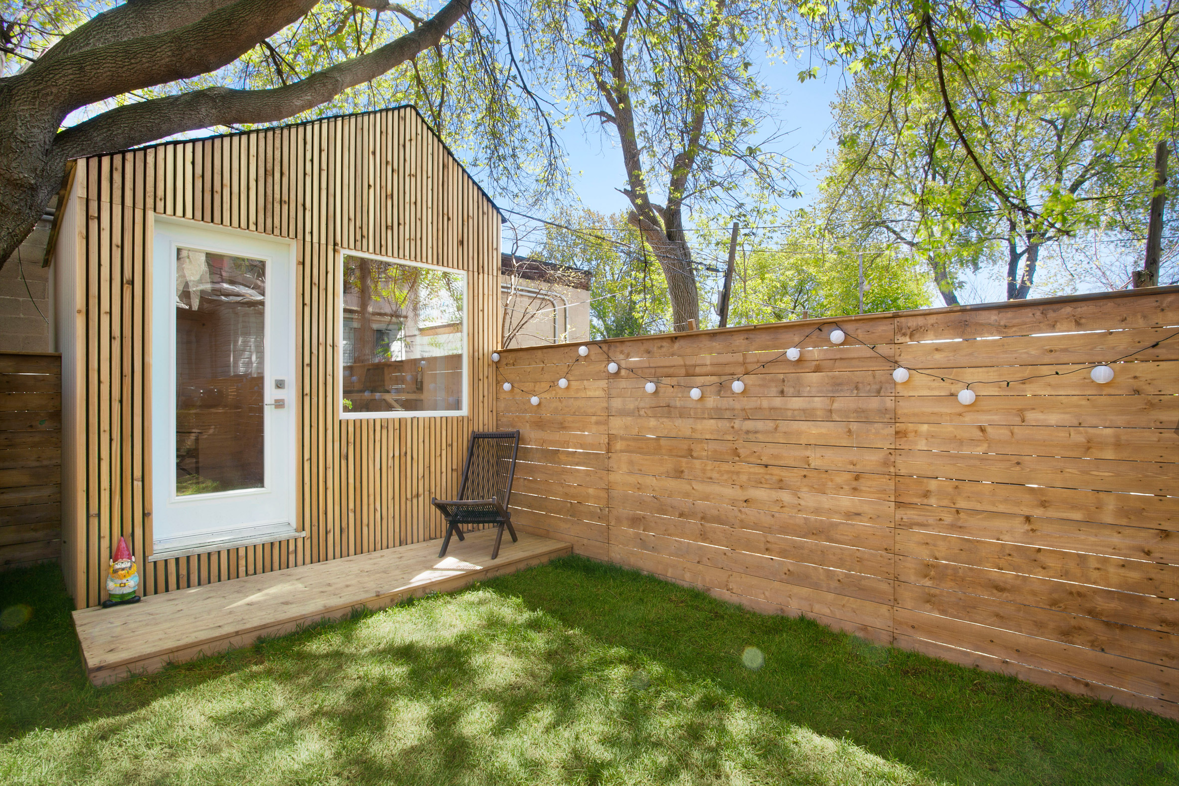 Architect builds his own studio at the end of Toronto garden
