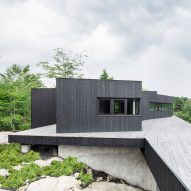 Expansive deck divides levels of Canadian cliffside house by Alain Carle