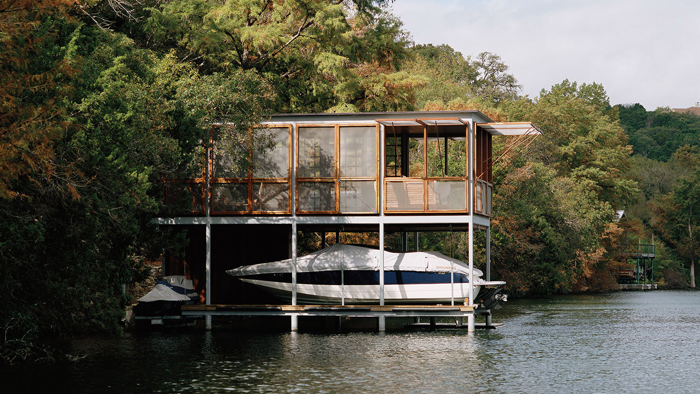 Off-grid boathouse by Andersson-Wise sits on Lake Austin