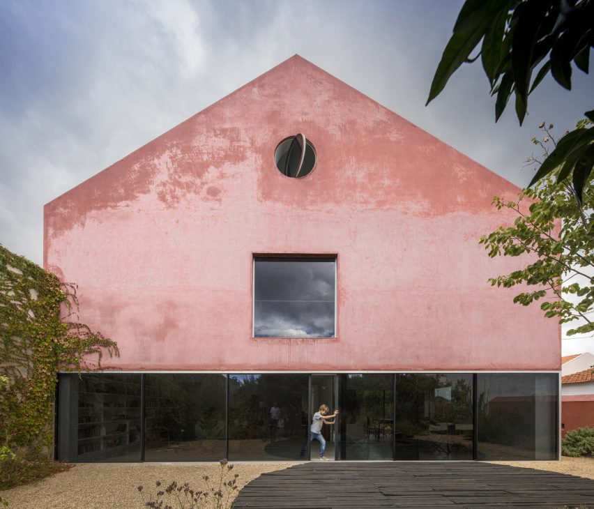 Red House winery by Extrastudio