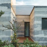 STPMJ layers different concrete mixes to form striped walls at Stratum House