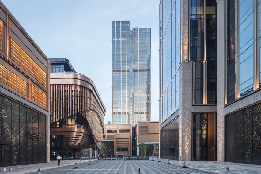 Duo pencakar langit Shanghai di Bund Finance Center oleh Heatherwick Studio dan Foster + Partners