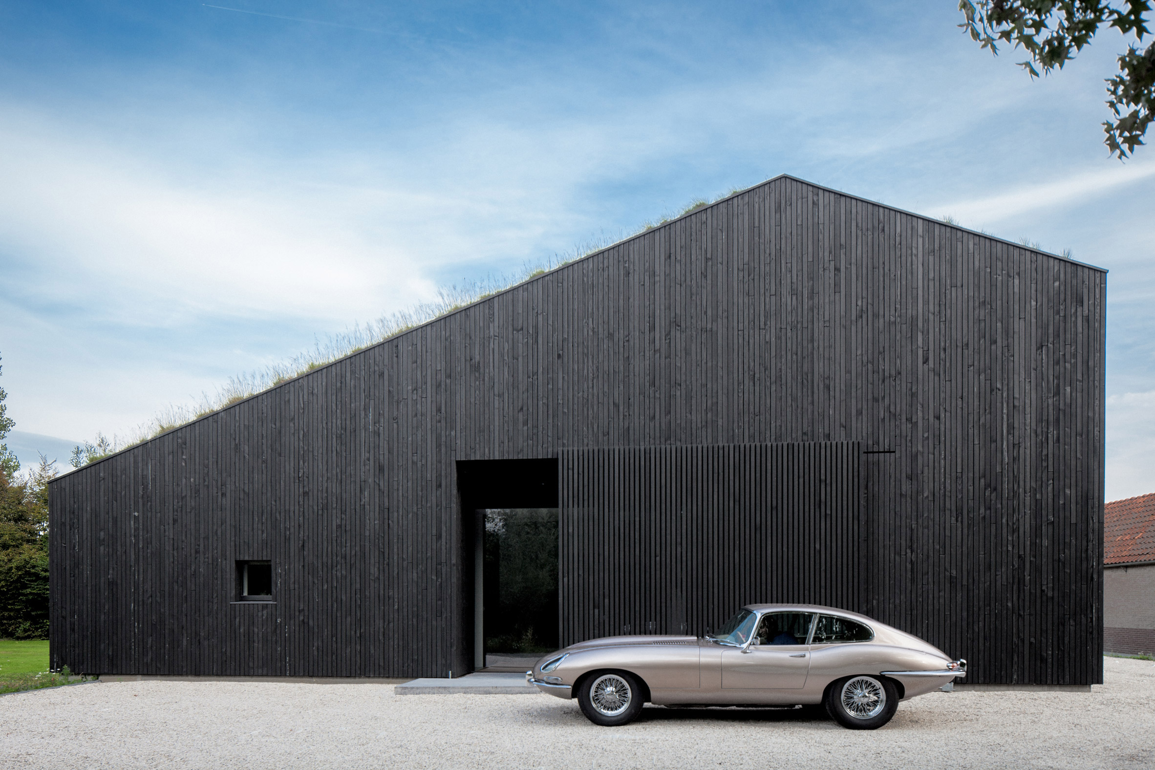 10 buildings that use classic cars to improve their image