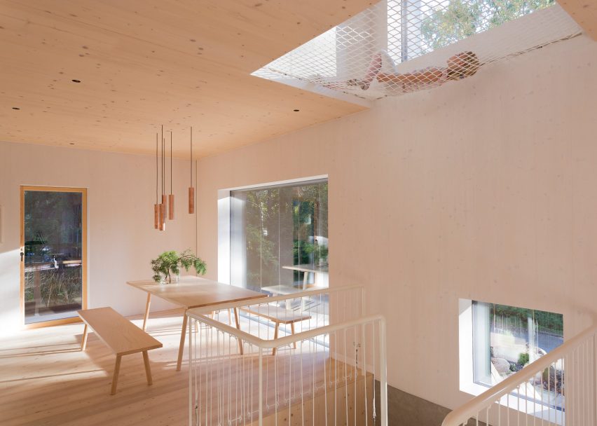 Tầng lưới phía trên khu vực sinh hoạt trong ngôi nhà được thiết kế bởi Ortraum Architects