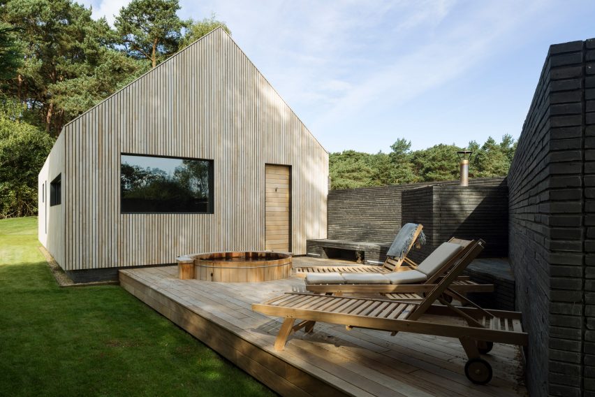 Wooden annexe by Hampshire-based architects Strom.