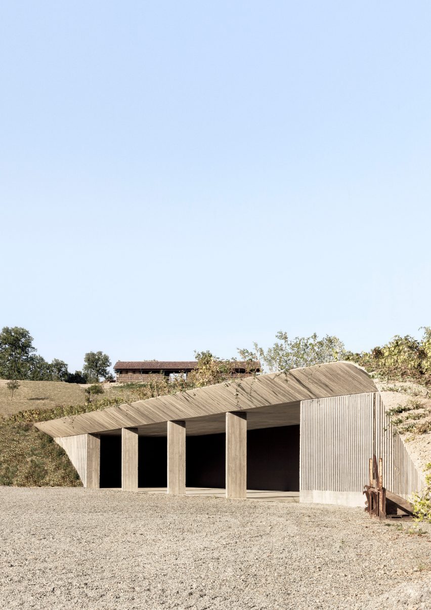 Agricultural machinery depot by Deamicisarchitetti