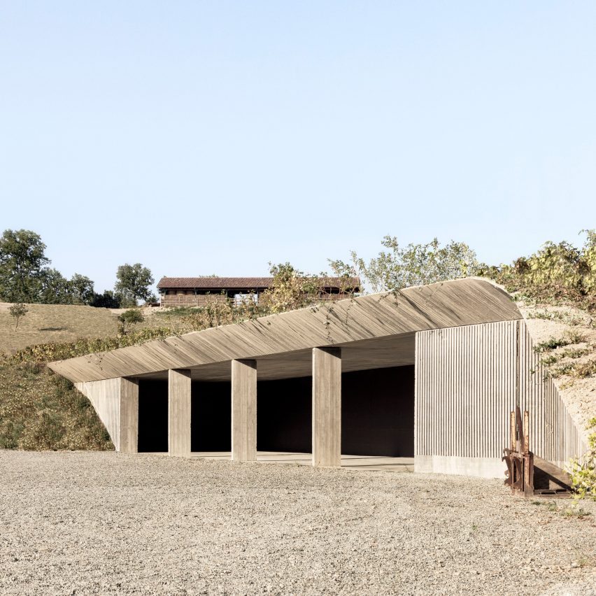 Agricultural machinery depot by Deamicisarchitetti