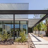 Living spaces extend into the desert at Arizona home by The Construction Zone