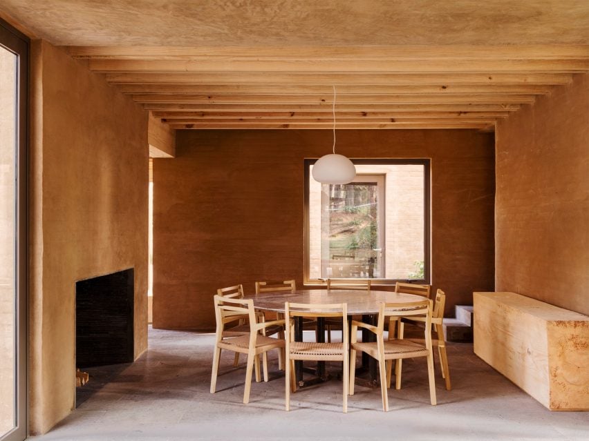 Taller Hector Barroso uses clay render to help weekend homes blend in with their forest setting