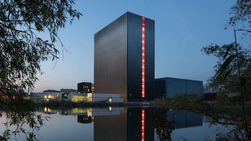 Benthem Crouwel fügt dem Rechenzentrum in Amsterdam einen gestreiften Wasserturm hinzu