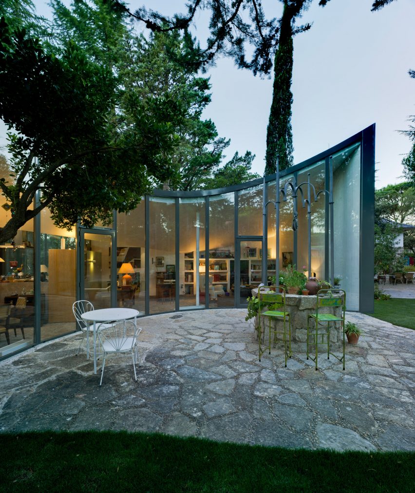 Spanish architect Alejandro Valdivieso has repurposed a former water cistern near Madrid, transforming it into the basement of a house featuring a glass facade that curves around the original well.