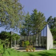 Spanish architect Alejandro Valdivieso has repurposed a former water cistern near Madrid, transforming it into the basement of a house featuring a glass facade that curves around the original well.