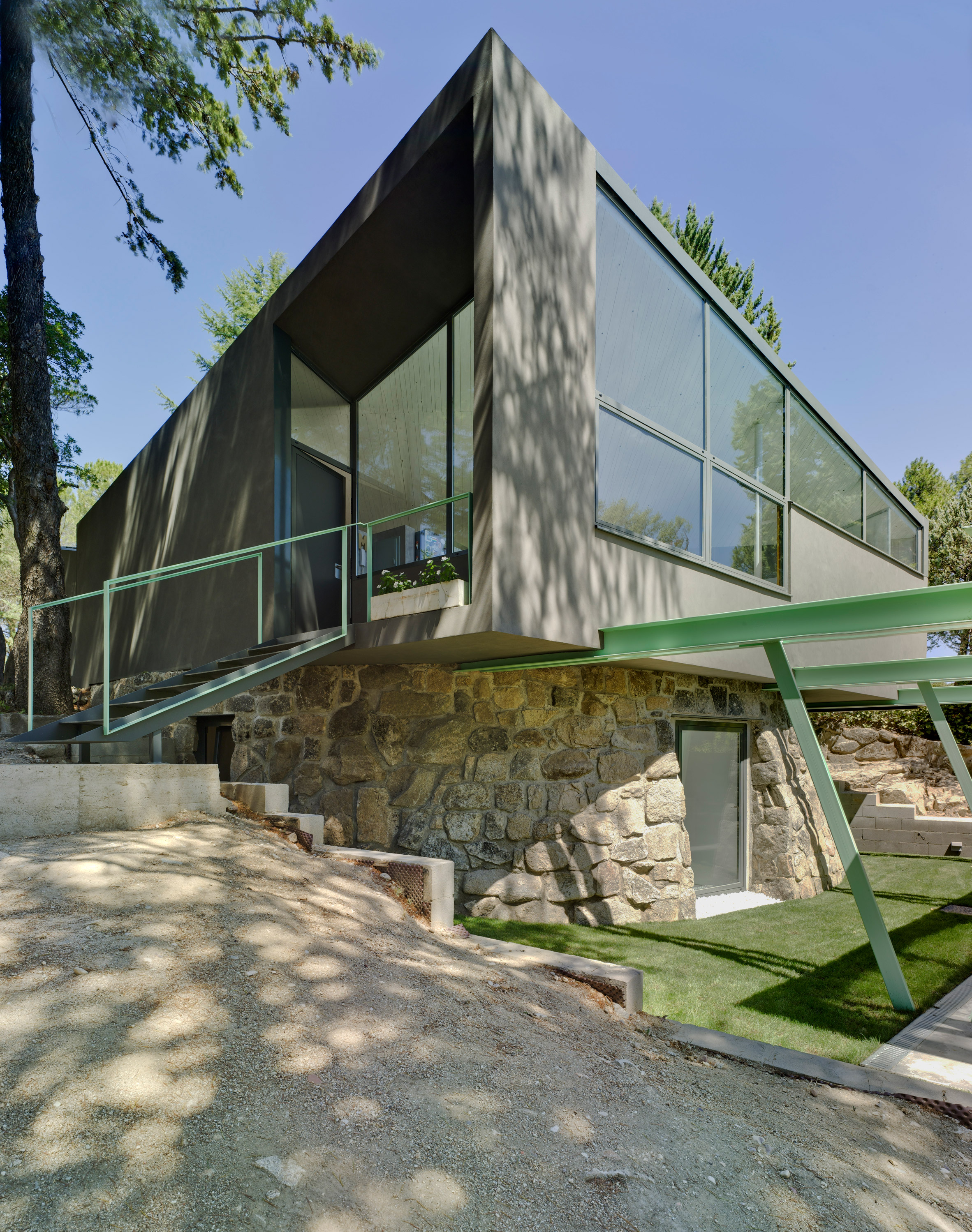 Spanish architect Alejandro Valdivieso has repurposed a former water cistern near Madrid, transforming it into the basement of a house featuring a glass facade that curves around the original well.