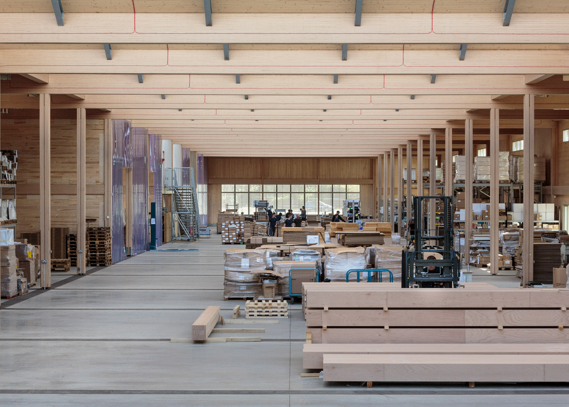 British furniture brand Vitsœ has opened a new headquarters and production facility in the English town of Royal Leamington Spa, featuring a saw-toothed roof and modular construction that means it can be easily updated.