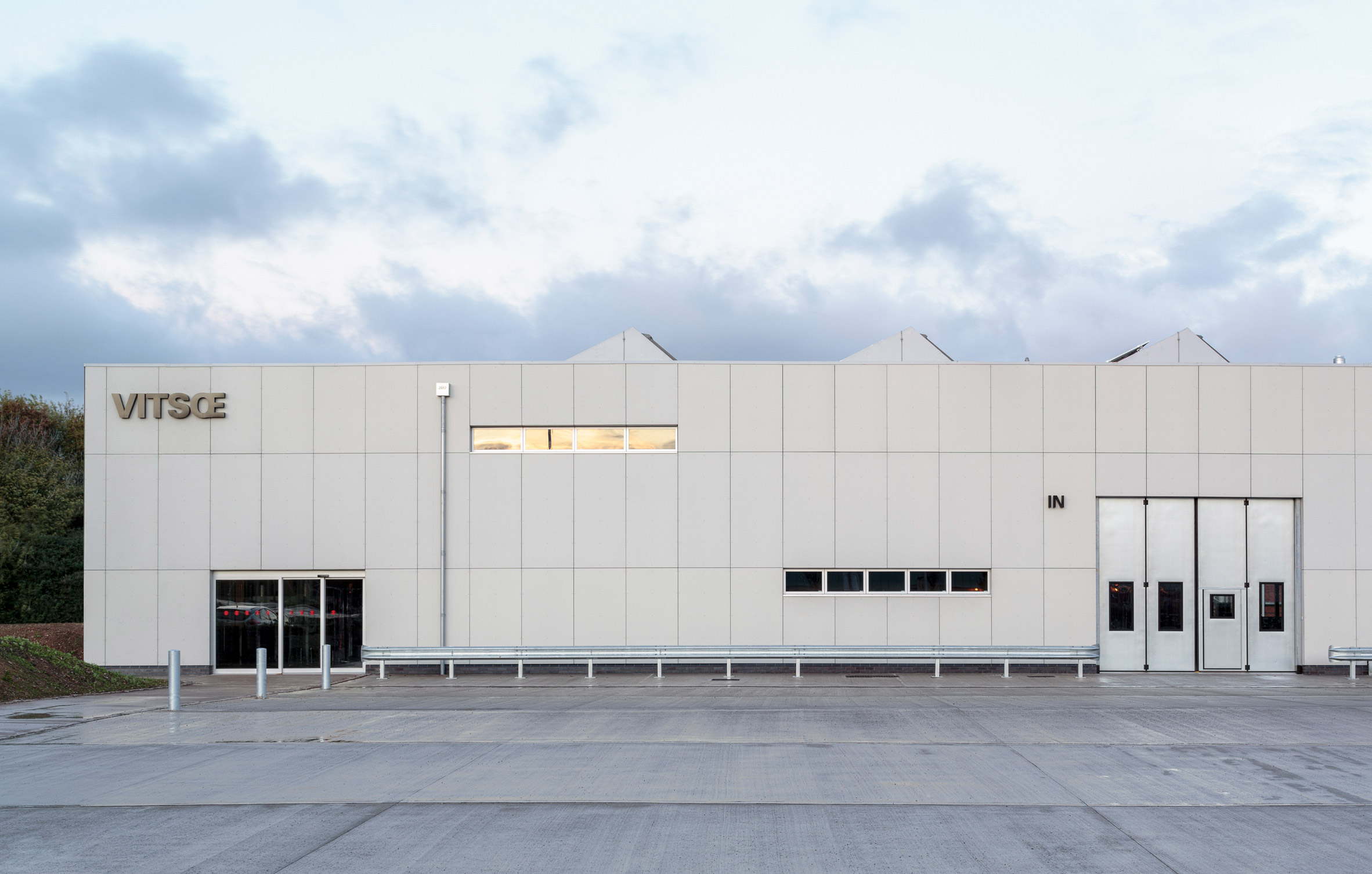 British furniture brand Vitsœ has opened a new headquarters and production facility in the English town of Royal Leamington Spa, featuring a saw-toothed roof and modular construction that means it can be easily updated.