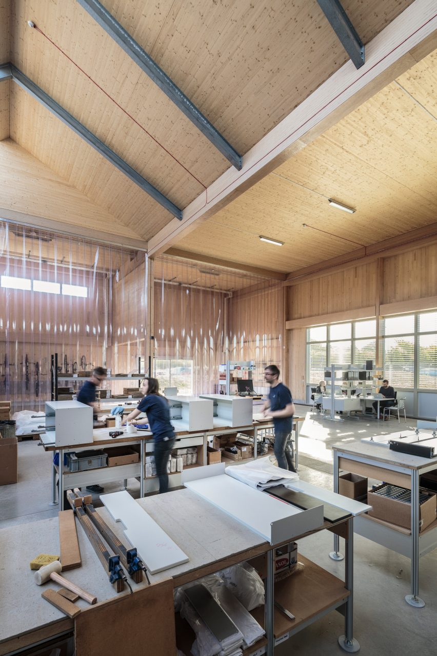 British furniture brand Vitsœ has opened a new headquarters and production facility in the English town of Royal Leamington Spa, featuring a saw-toothed roof and modular construction that means it can be easily updated.