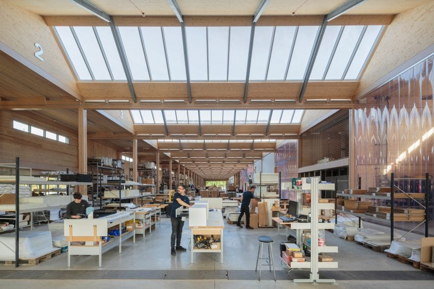 British furniture brand Vitsœ has opened a new headquarters and production facility in the English town of Royal Leamington Spa, featuring a saw-toothed roof and modular construction that means it can be easily updated.