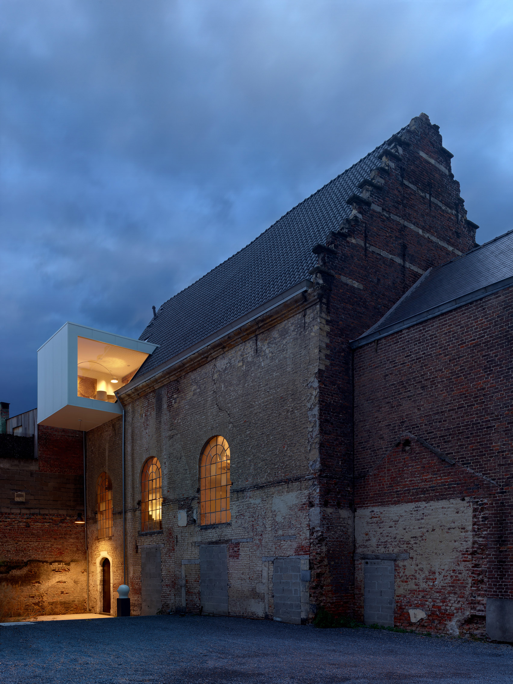 Klaarchitectuur inserts new architecture studio inside dilapidated Belgian chapel
