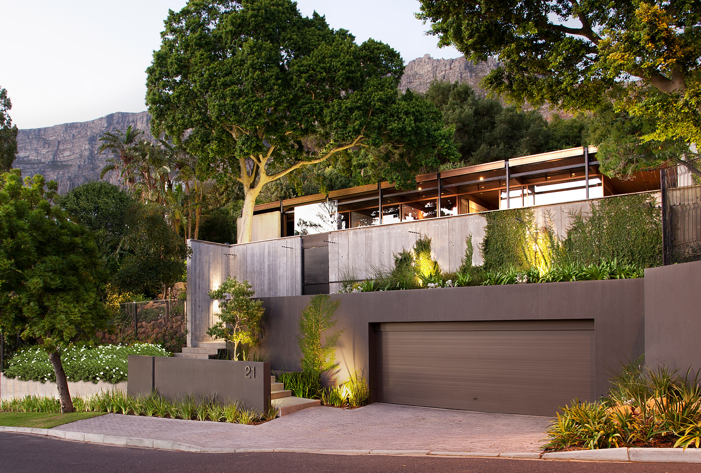 SAOTA completes "challenging" restoration of Gilbert Colyn's modernist Cape Town home