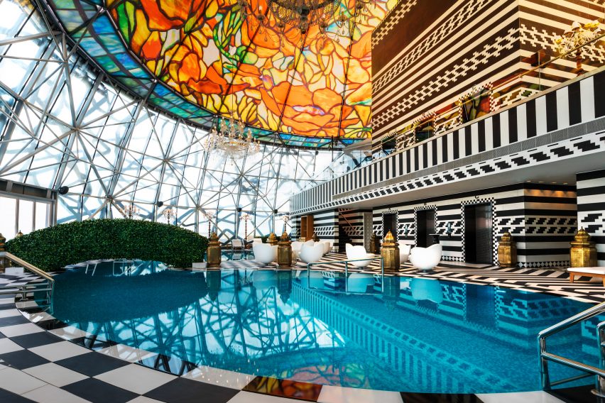Swimming pool area of ​​the Mondrian hotel in Qatar