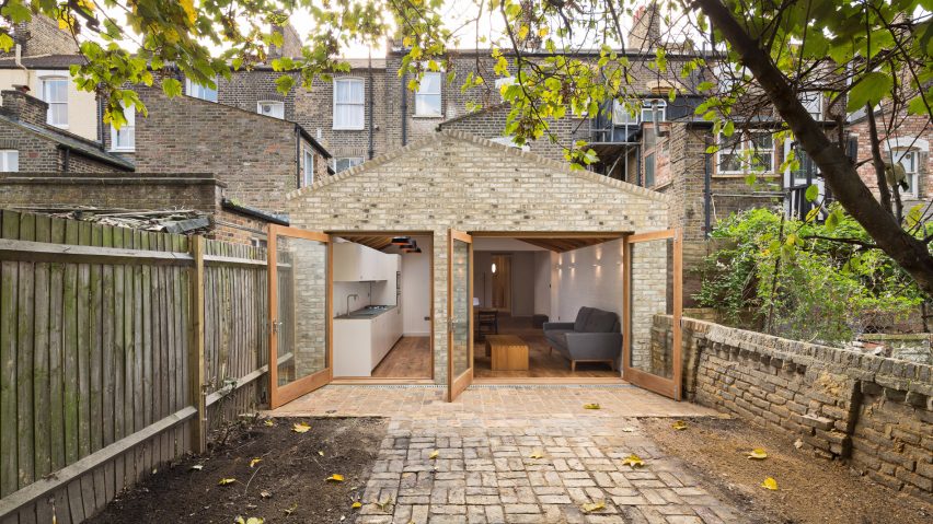 Grey Griffiths Architects completes London extension featuring exposed oak roof structure