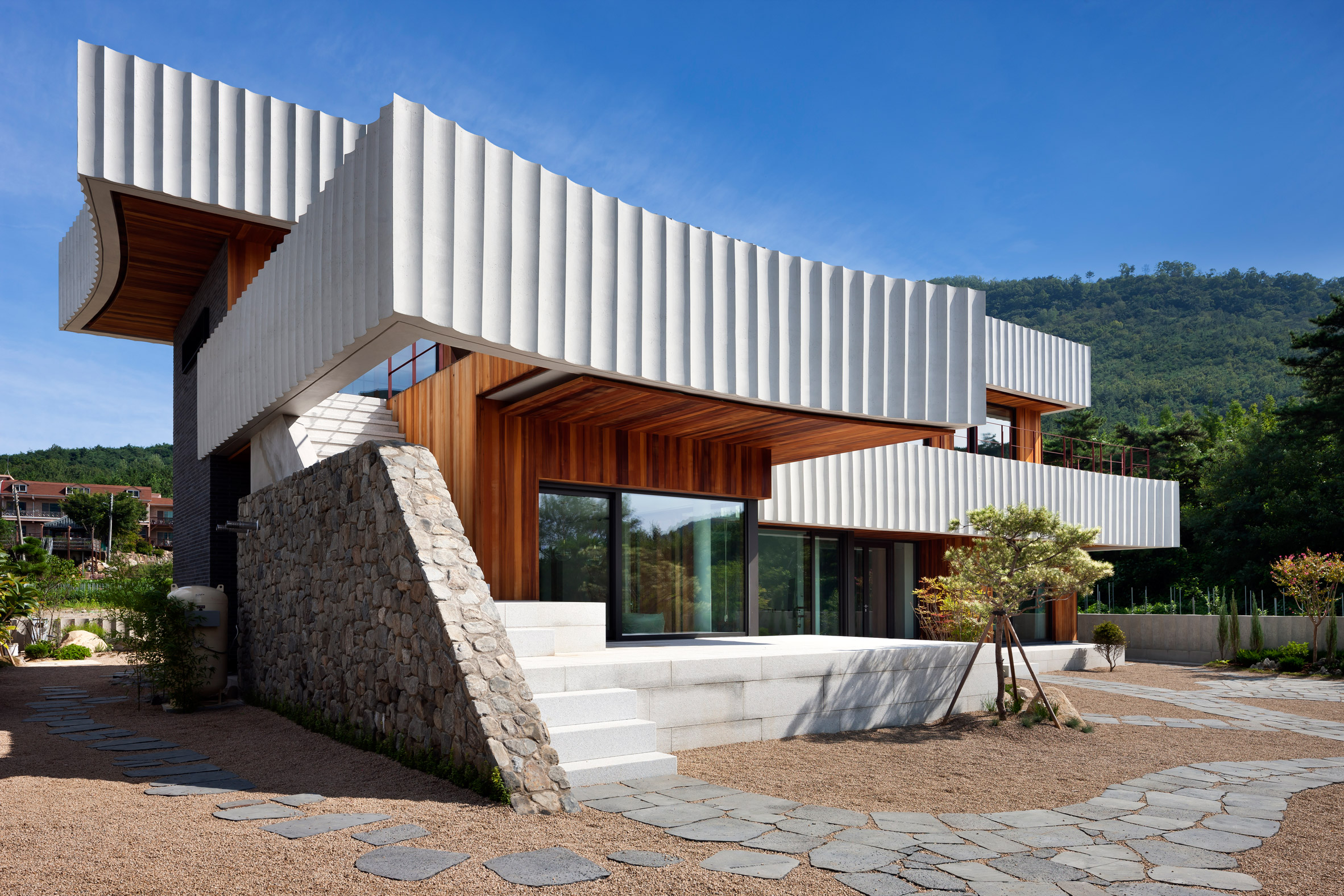 Concrete Wrap House In South Korea