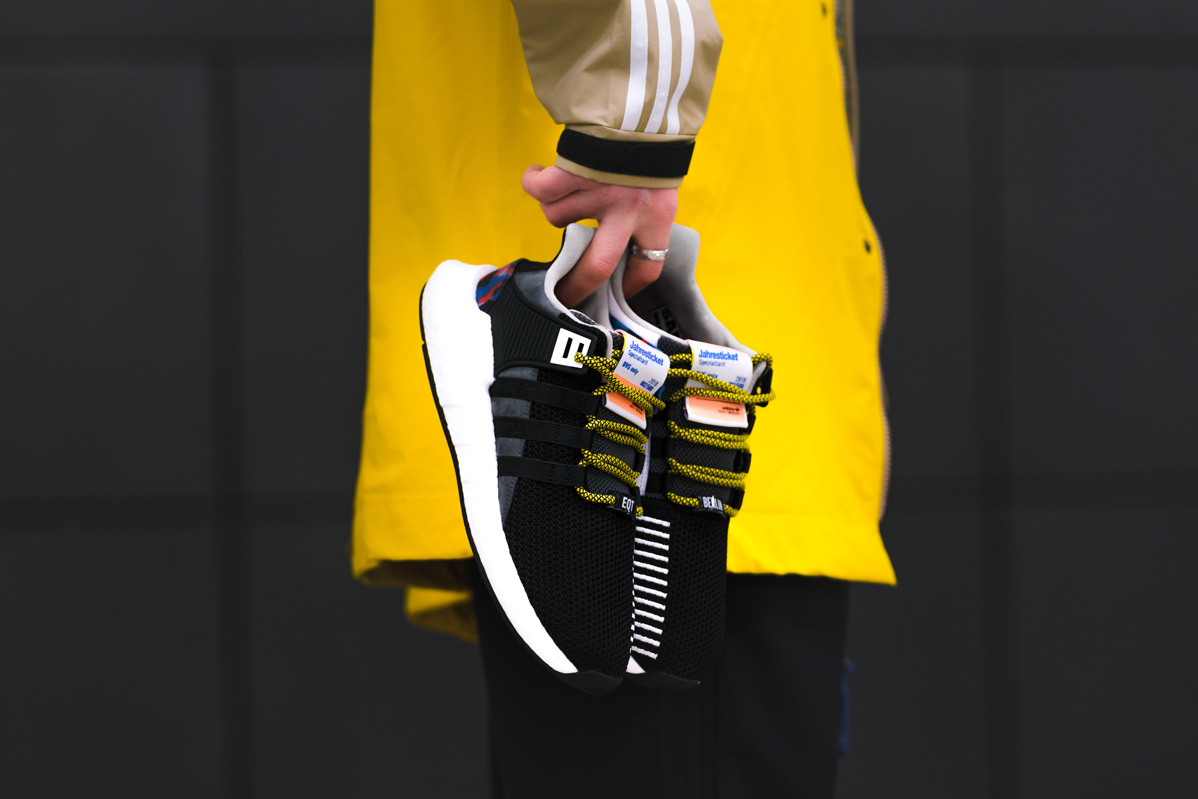 imagen pánico Exención Adidas releases limited-edition trainers that match Berlin subway seats