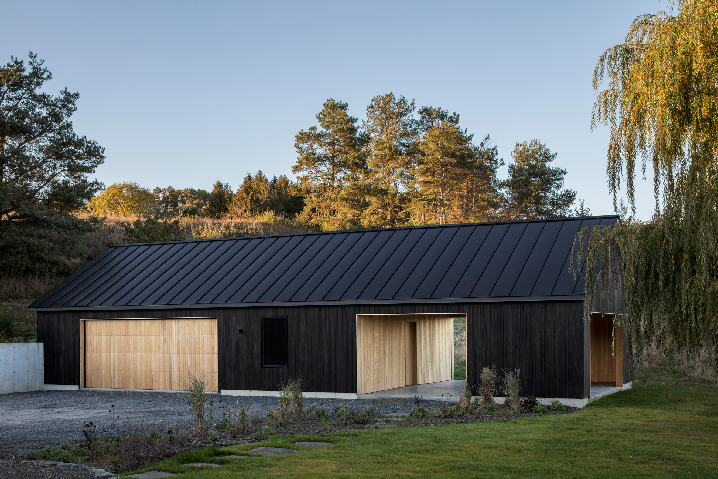 Worrell Yeung adds minimalist black barn to property in upstate New York
