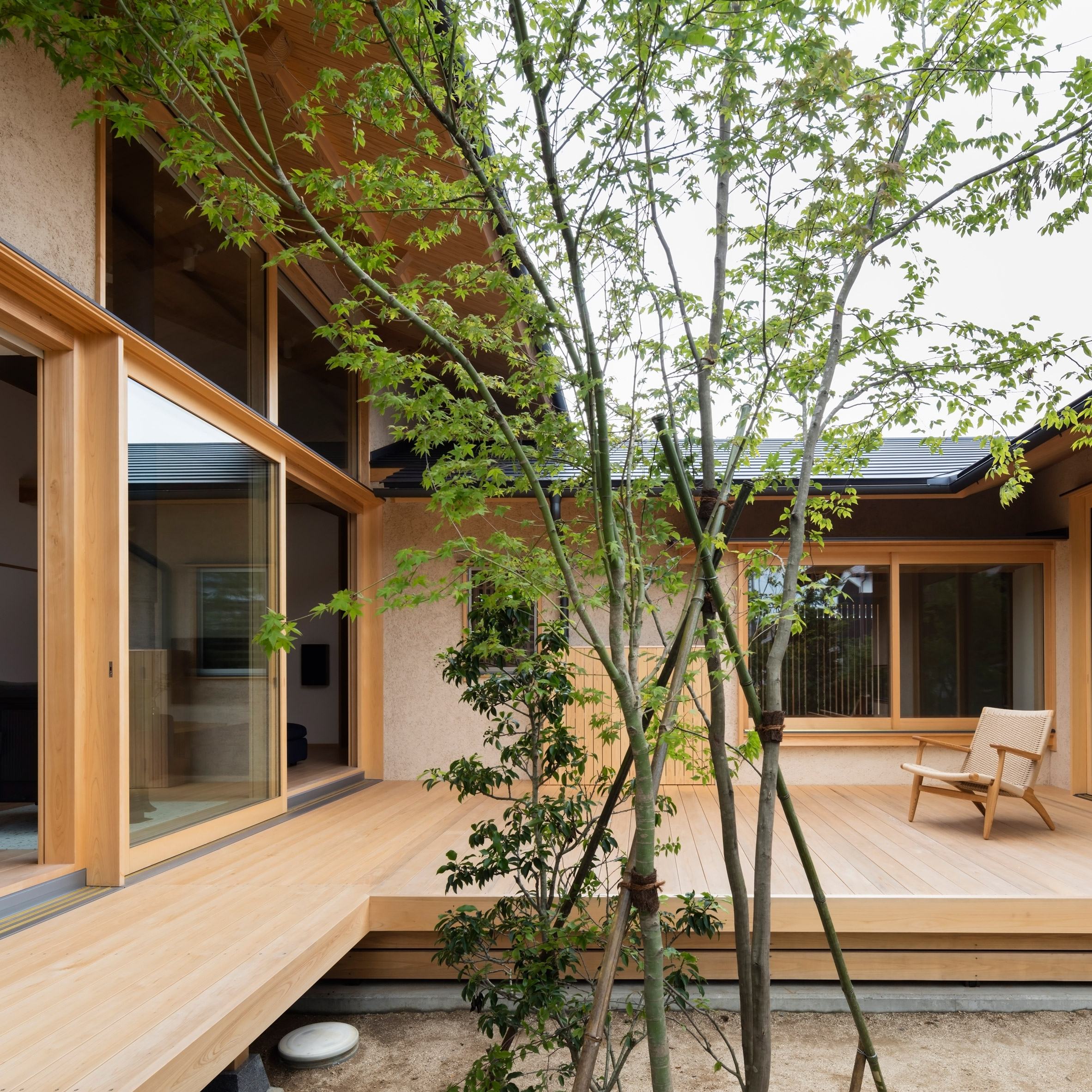 Маленькие японские дома. Экостиль в архитектуре. Дом в японском стиле. Дом в японском стиле с внутренним двориком. Современный дом в японском стиле.