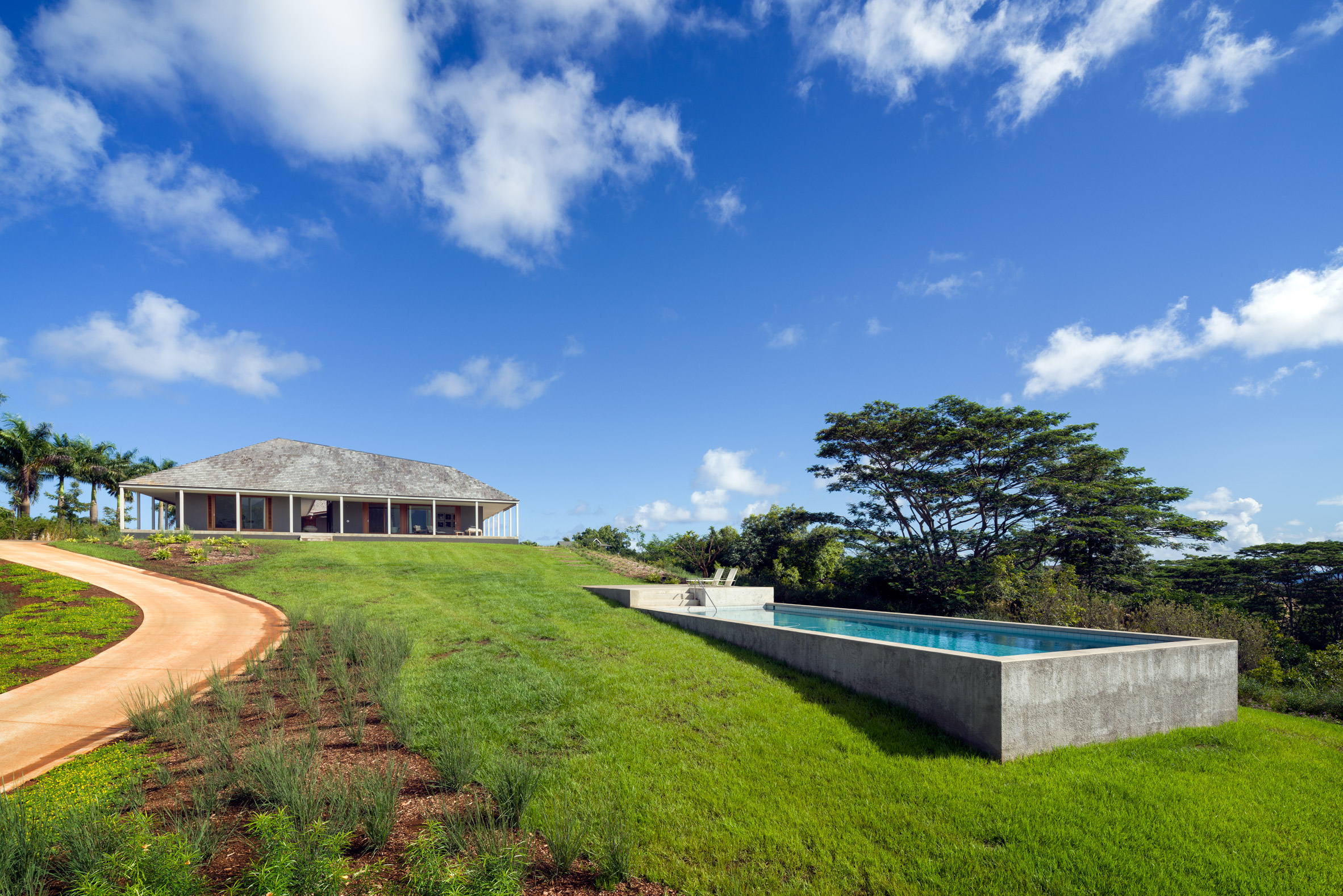 Massive angular roof spans four parts of Hawaiian home by Johnston Marklee