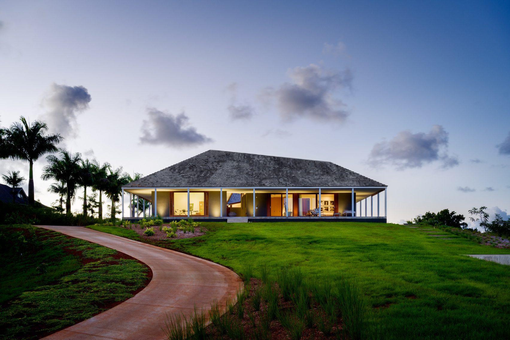 Massive roof spans four parts of Hawaiian home by Johnston Marklee