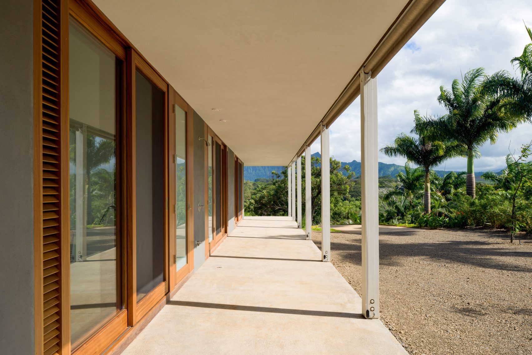 Massive roof spans four parts of Hawaiian home by Johnston Marklee