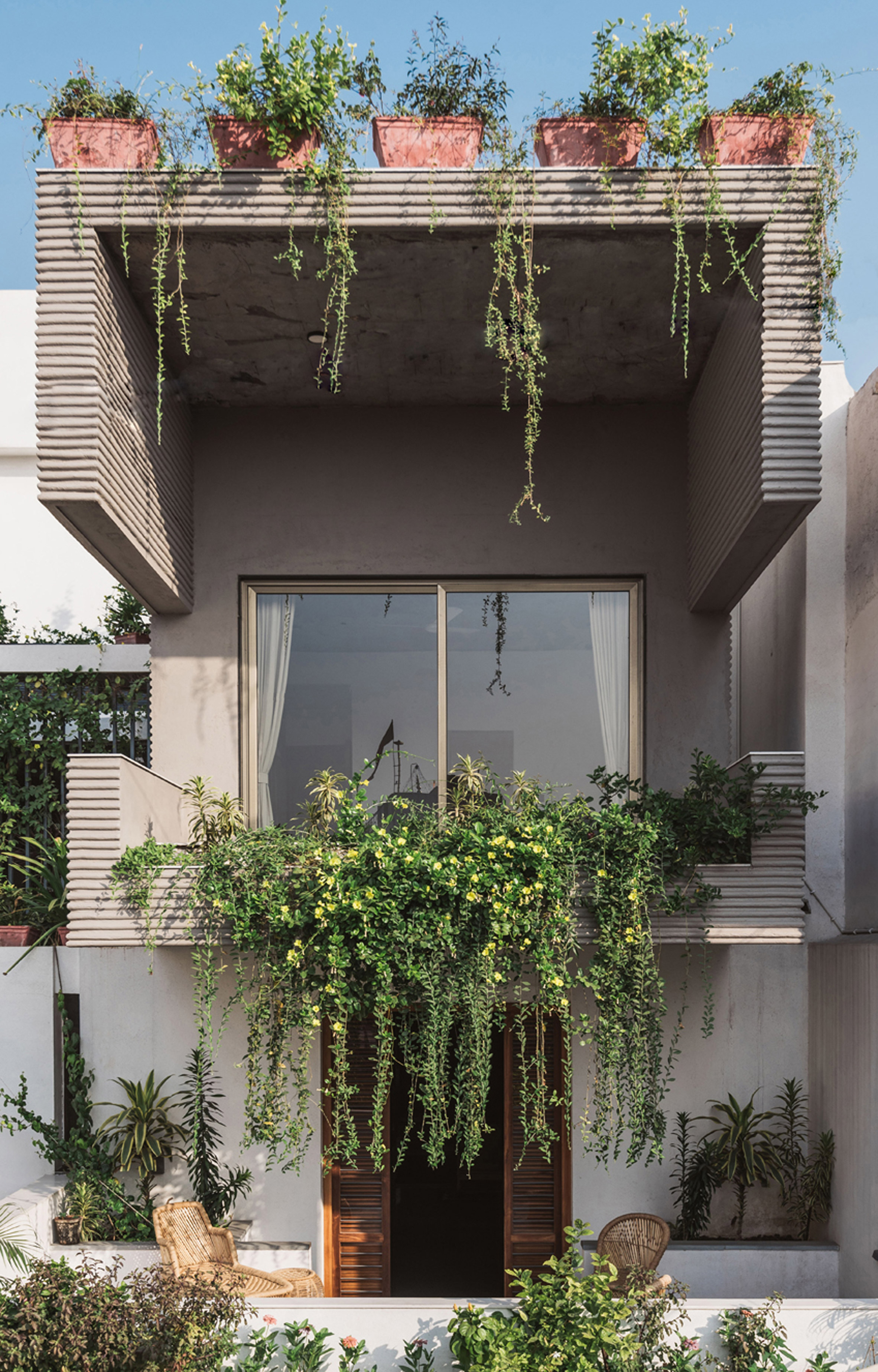 Neogenesis+Studi0261 incorporates planted terraces and courtyard into Jungalow house