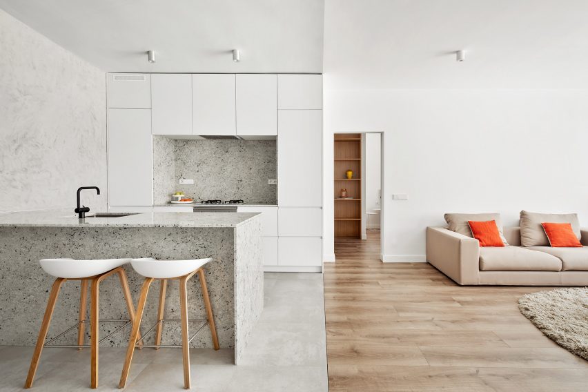 Kuchyň a obývací pokoj s kombinovanou podlahou