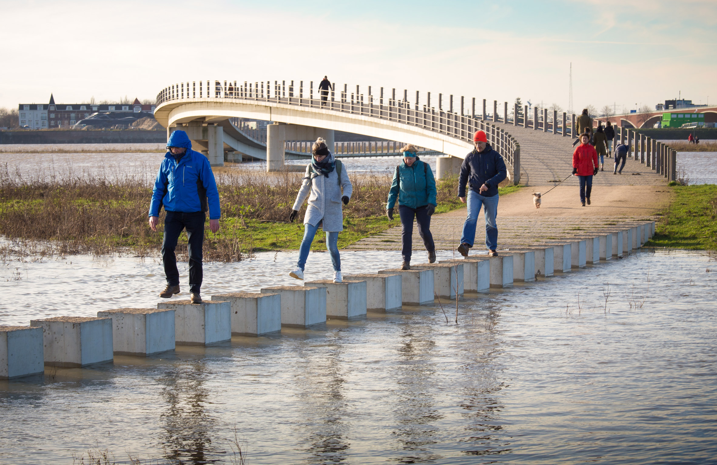 Ehl & Koumar Architekti unveils footbridge with cantilevered