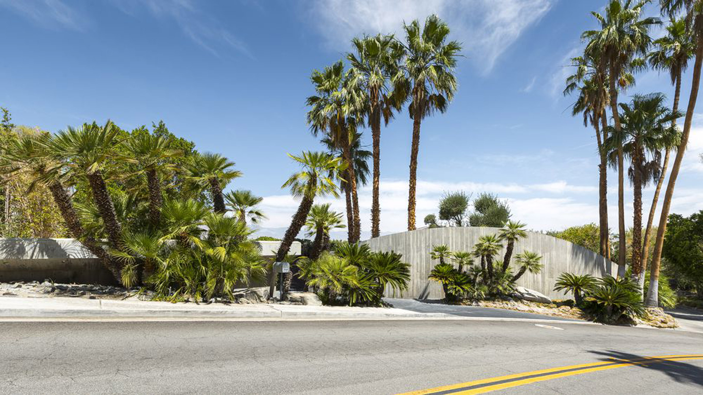 John Lautner S Concrete Domed Elrod House Overlooks Coachella