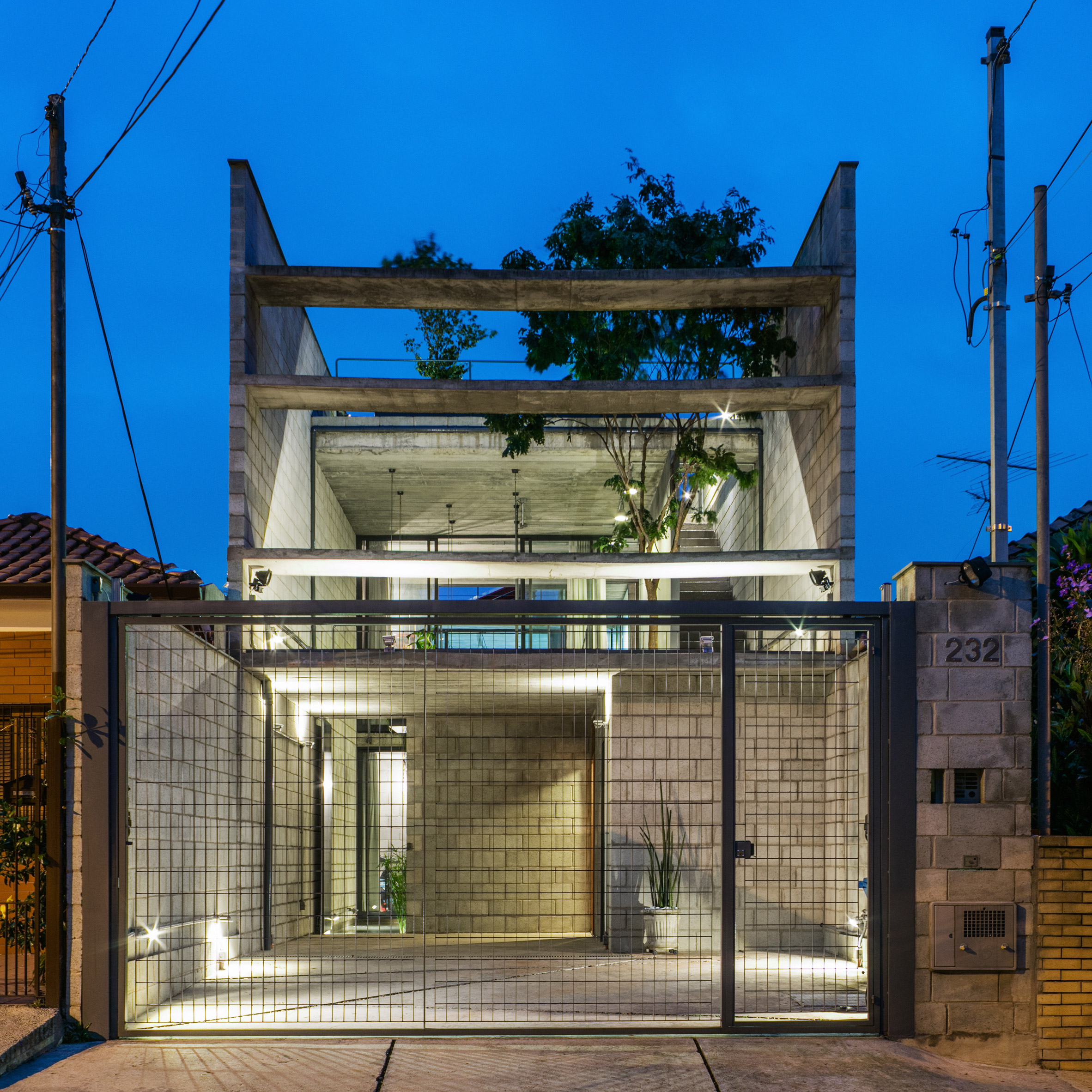 Terra e Tuma creates narrow concrete house in São Paulo | Dezeen