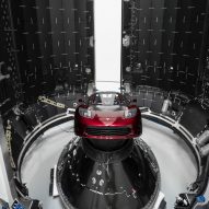 Elon Musk将他的特斯拉跑车送到空间“世界上最强大的”火箭