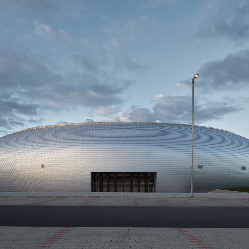 Kopulovitá sportovní hala Sporadical je obložena hliníkovými panely, které připomínají objem