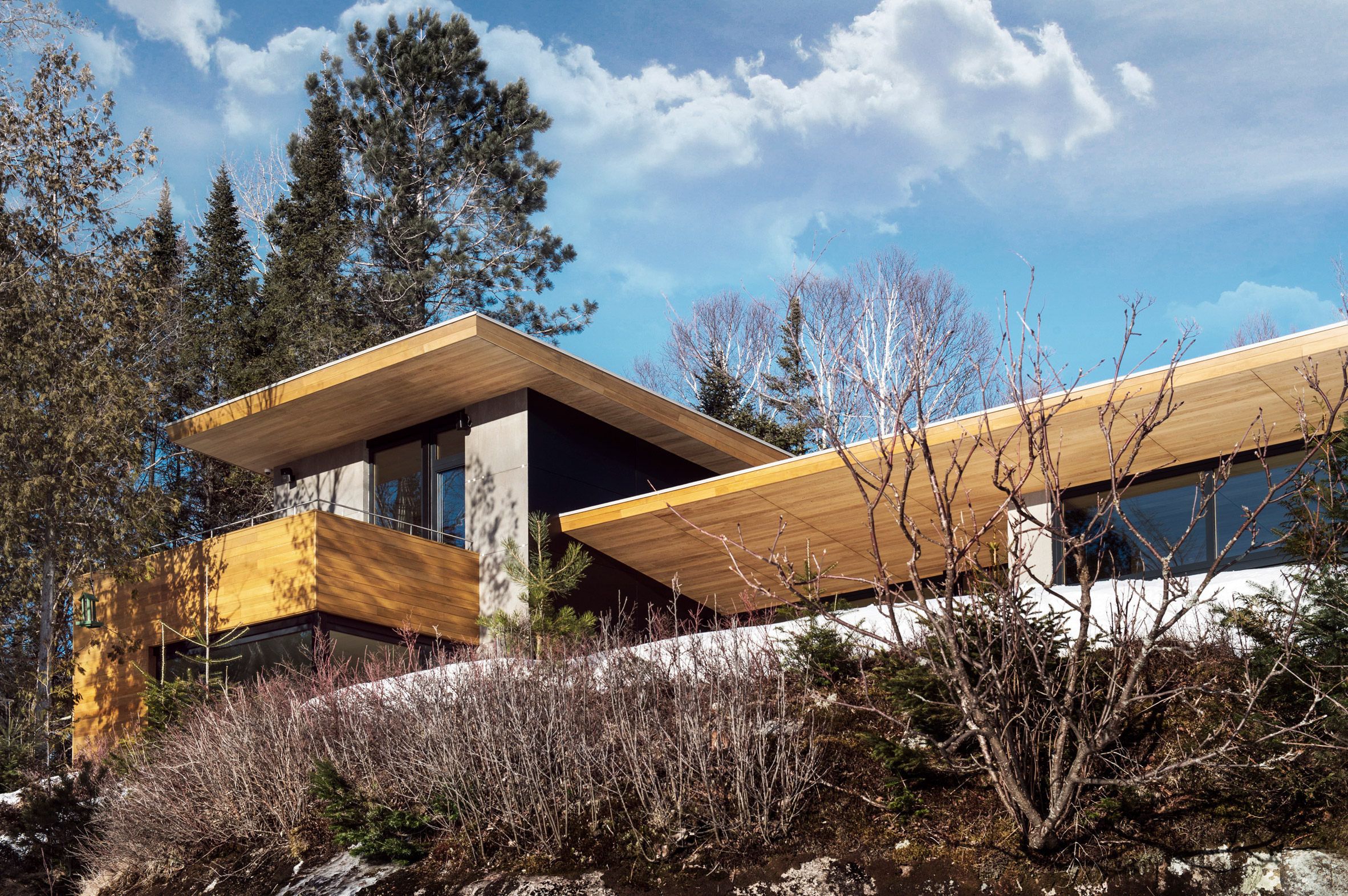 Bird's wings inform V-shaped roof over Quebec ski chalet by YH2