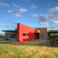 Red wall cuts through New Mexico house by Archaeo