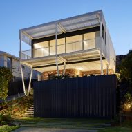 Giant steel "paperclips" support living spaces and ocean-facing balcony at New South Wales house