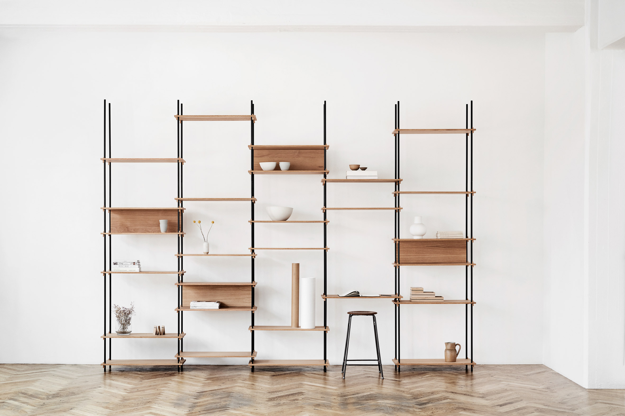 Moebe creates flexible shelving system that is held together by wooden wedges