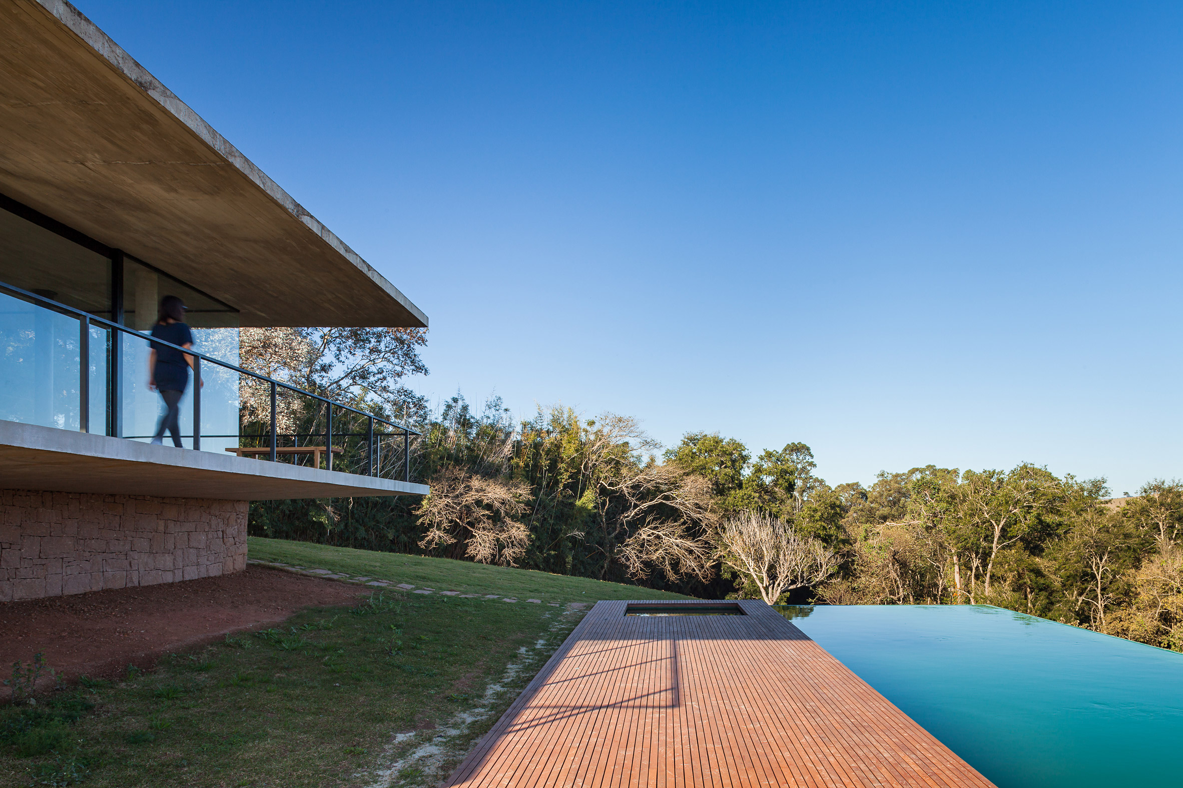 Concrete balcony extends from Brazilian house by Felipe Rodrigues