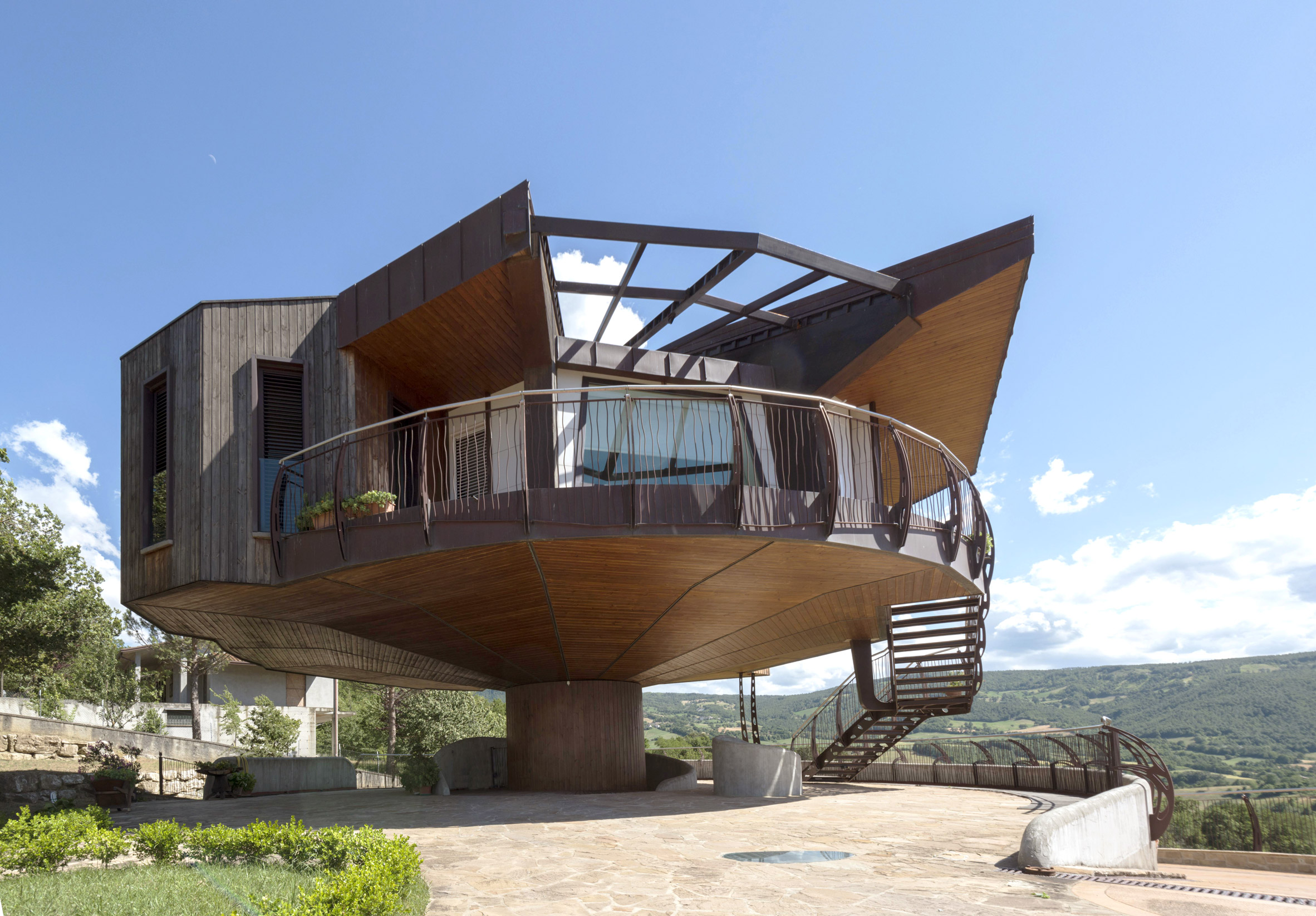 Fully rotating house built in Italy