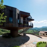 Fully rotating house built in Italy