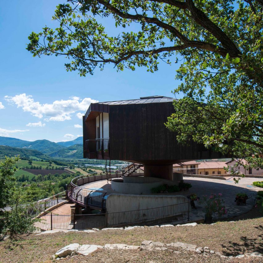 Fully rotating house built in Italy