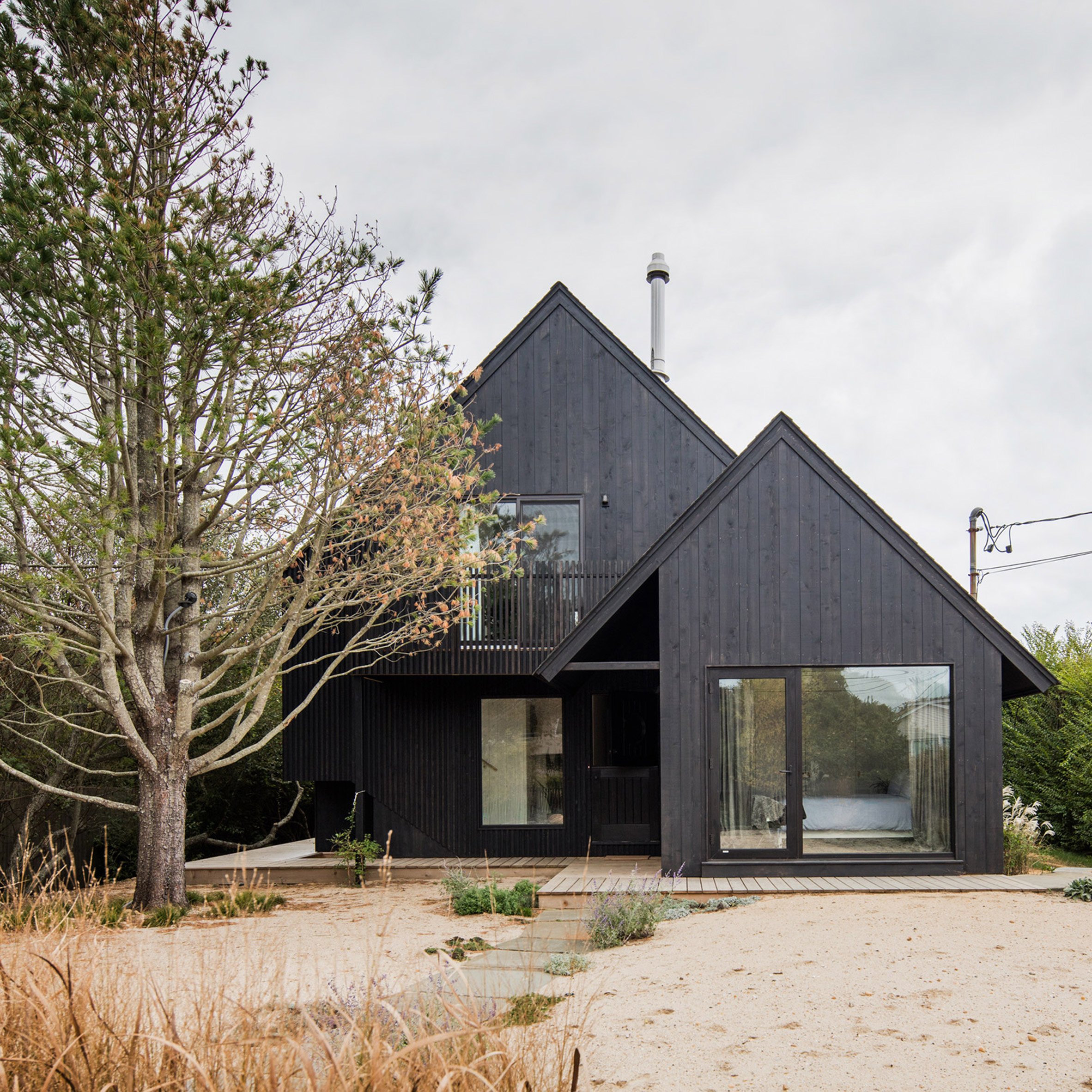 T W Ryan renovates and extends black Surf House in Montauk